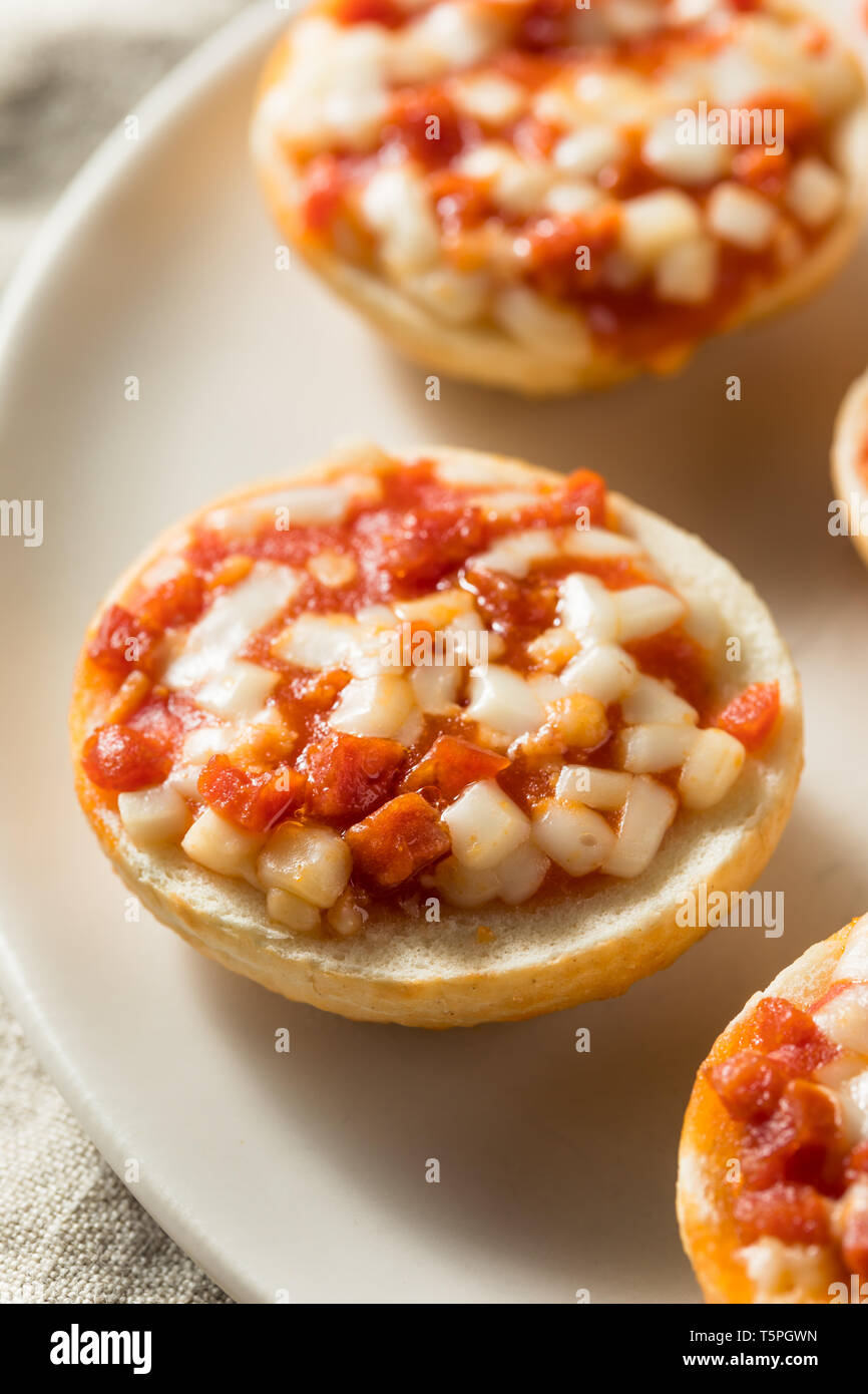 Congelati PIzza mini bagel con formaggio e salsiccia per pizza Foto Stock