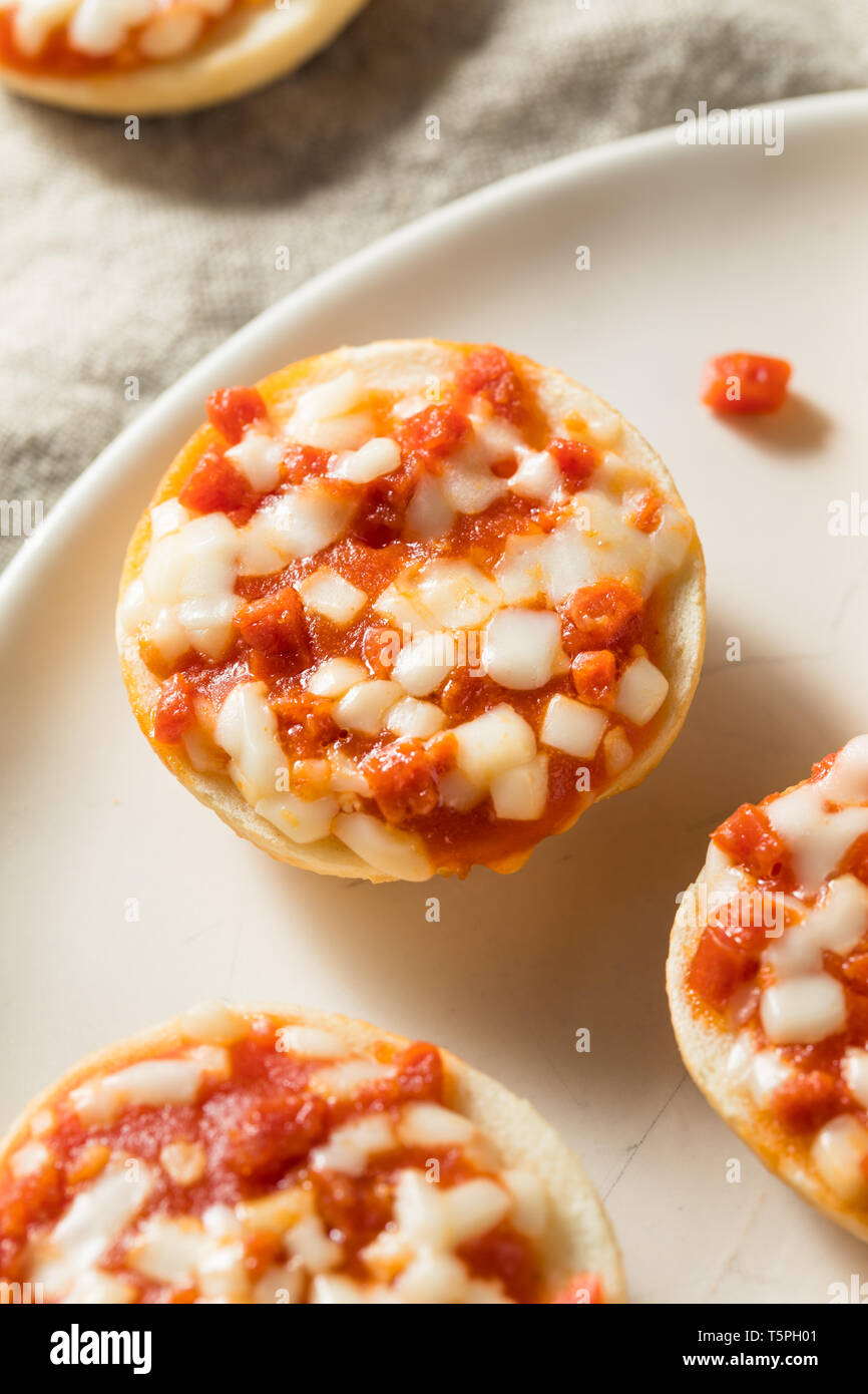 Congelati PIzza mini bagel con formaggio e salsiccia per pizza Foto Stock