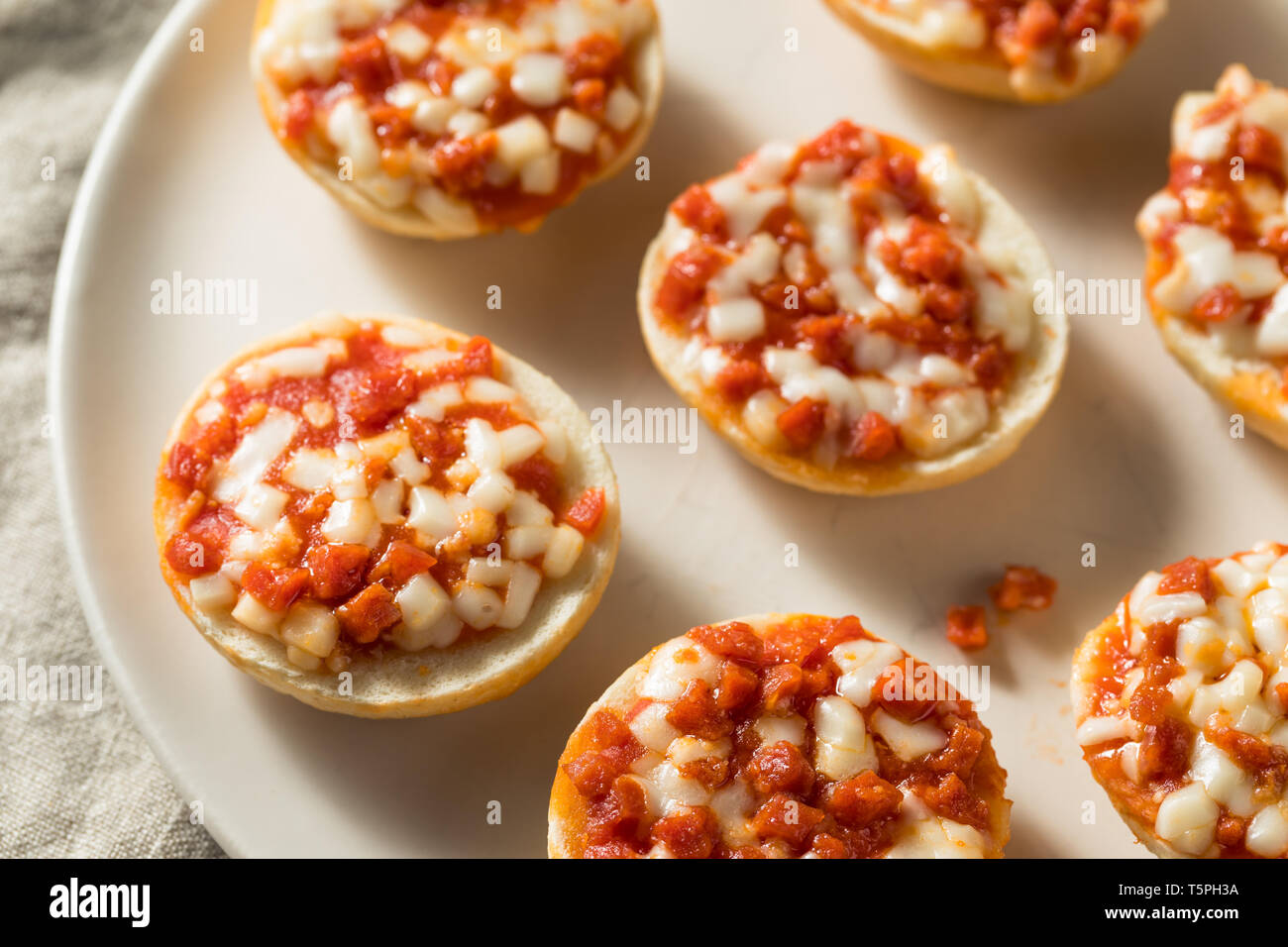 Congelati PIzza mini bagel con formaggio e salsiccia per pizza Foto Stock