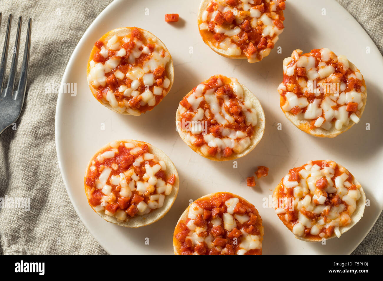 Congelati PIzza mini bagel con formaggio e salsiccia per pizza Foto Stock