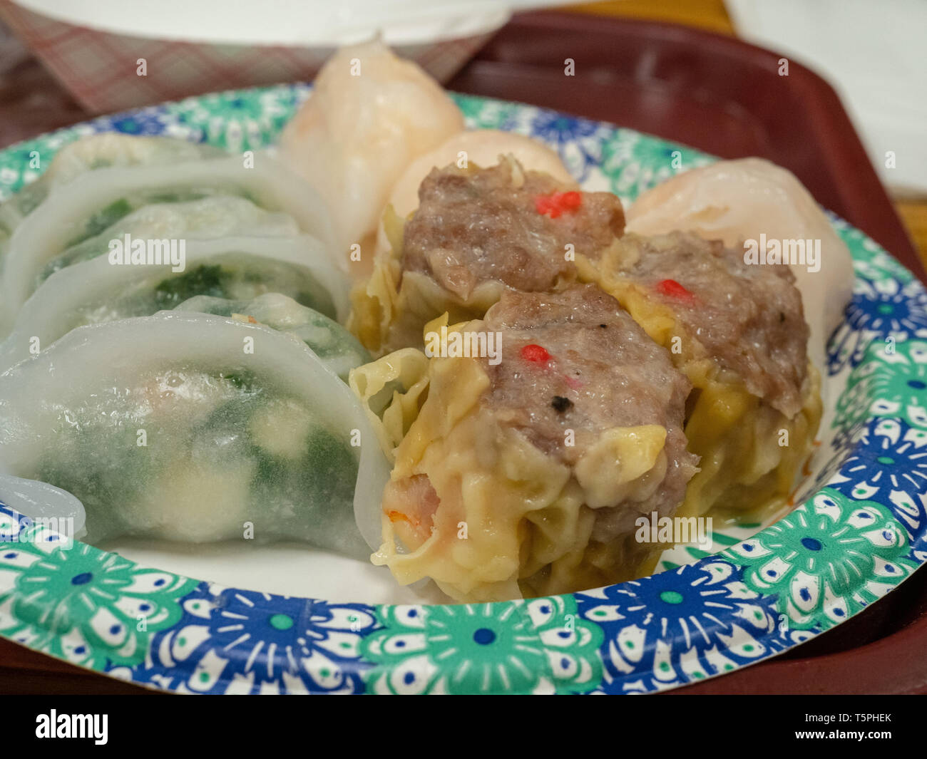Shu mai gnocchi seduta sul piatto di carta a dim sum ristorante Foto Stock