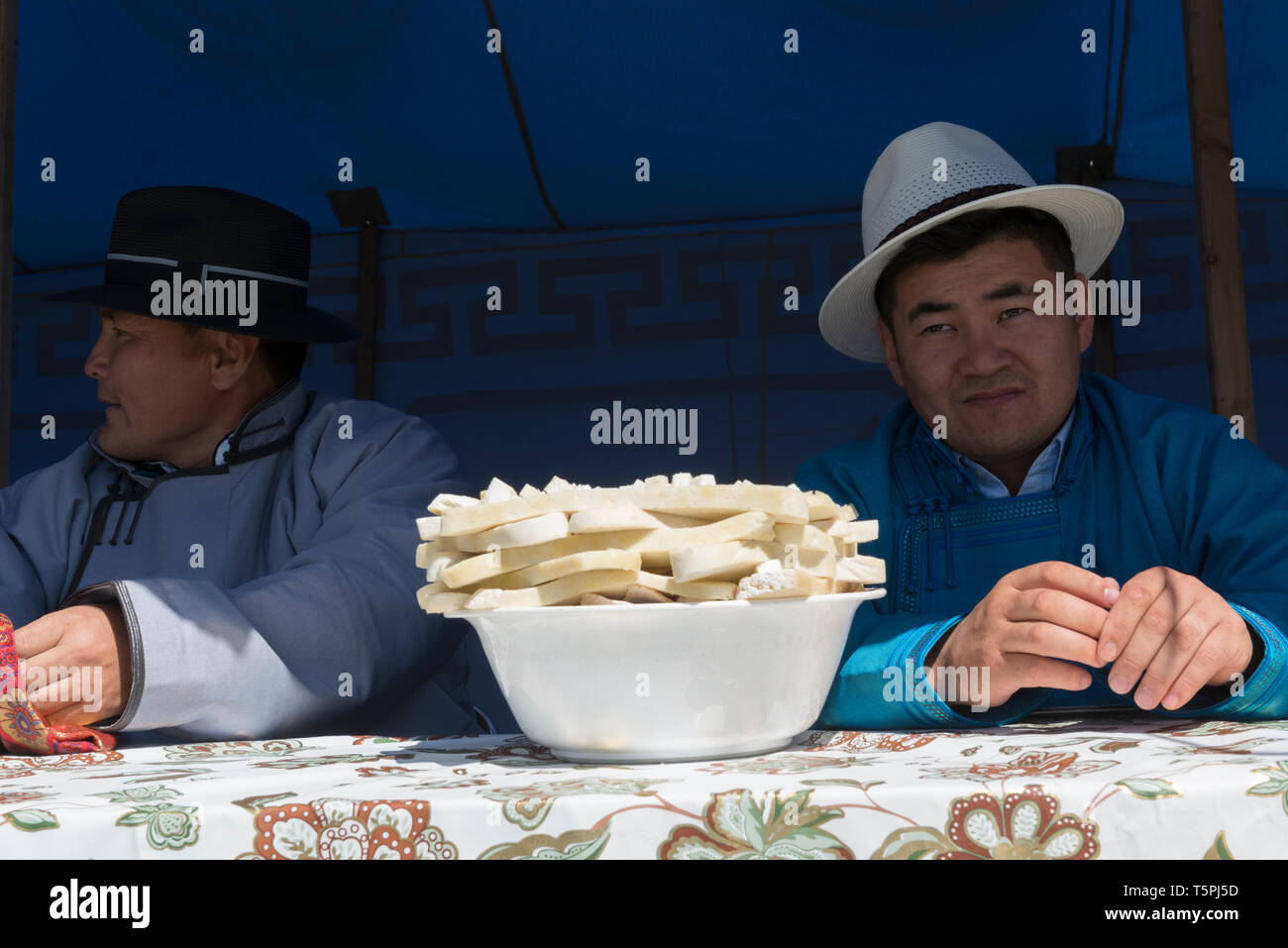 Naadam Festival in Khatgal, Mongolia. La giuria del concorso di wrestling Foto Stock