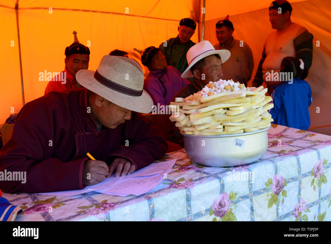 Naadam Festival in Khatgal, Mongolia. La giuria del concorso di wrestling Foto Stock