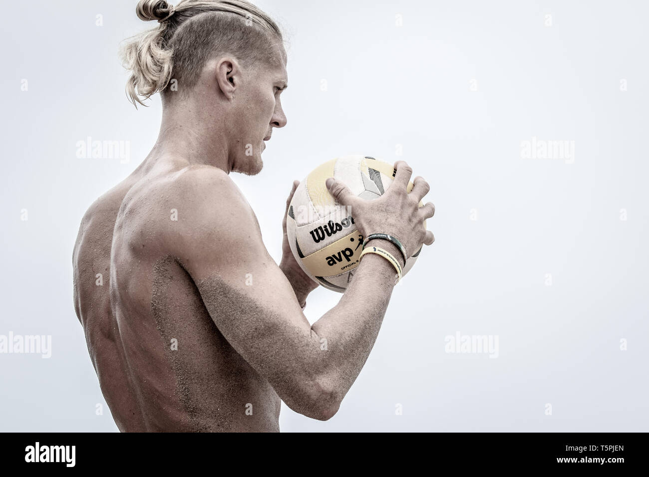 Contrassegnare Burik si concentra prima di servire durante la principale azione di attingere all'AVP Manhattan Beach Open 18 ago 2018. (J. Geldermann/Alamy Live News) Foto Stock