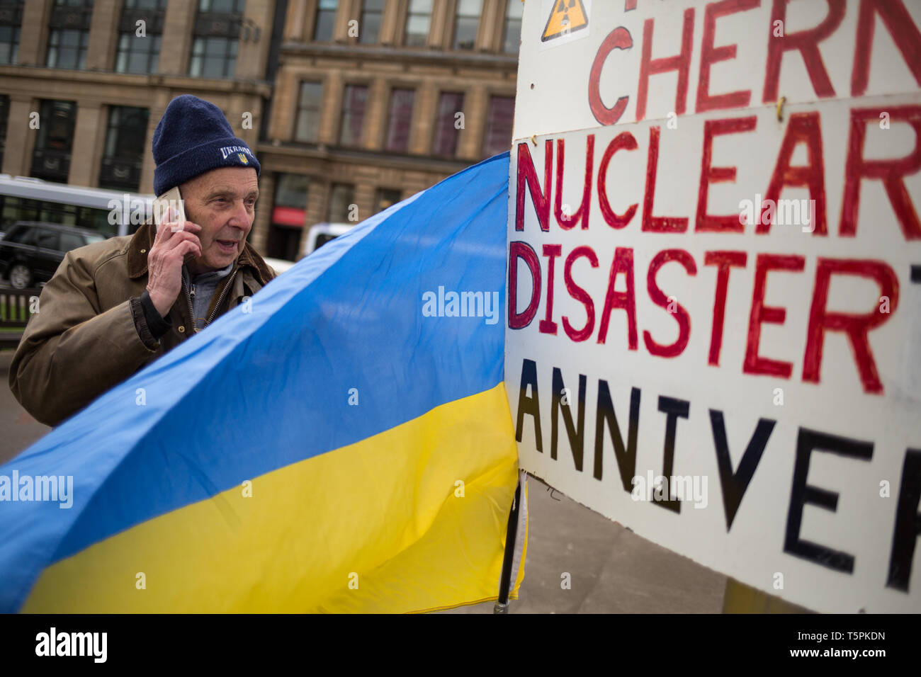 Glasgow, Scozia, 26 aprile 2019. 78-anni Jim Gillies sorge in George Square con il suo striscione ricordando il 1986 disastro nucleare di Chernobyl in Ucraina. La giornata di oggi segna il 33° anniversario del disastro e Jim Gillies ha segnato il disastro giorno, stando in piedi con il suo striscione in piazza sempre di anno in quanto, oltre a donare più di 20.000 Sterline GBP a un ospedale in Ucraina, un paese che ha visitato circa venti volte. Credito: jeremy sutton-hibbert/Alamy Live News Foto Stock