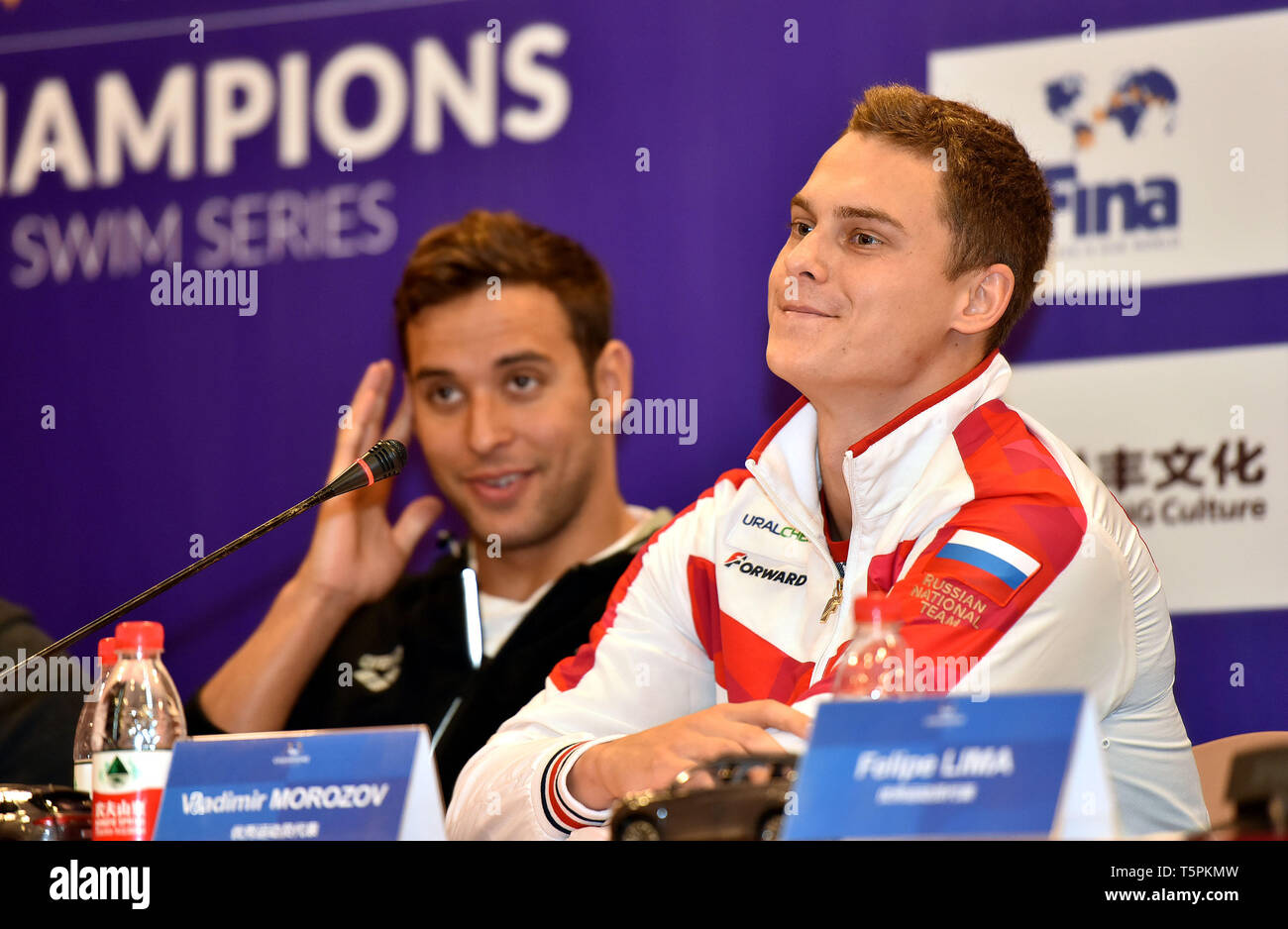 Guangzhou. 26 apr, 2019. Vladimir Morozov(R) della Russia assiste la conferenza stampa per la nuova FINA Champions nuotare serie a Guangzhou in Cina il 26 aprile 2019. Credito: Liu Dawei/Xinhua/Alamy Live News Foto Stock