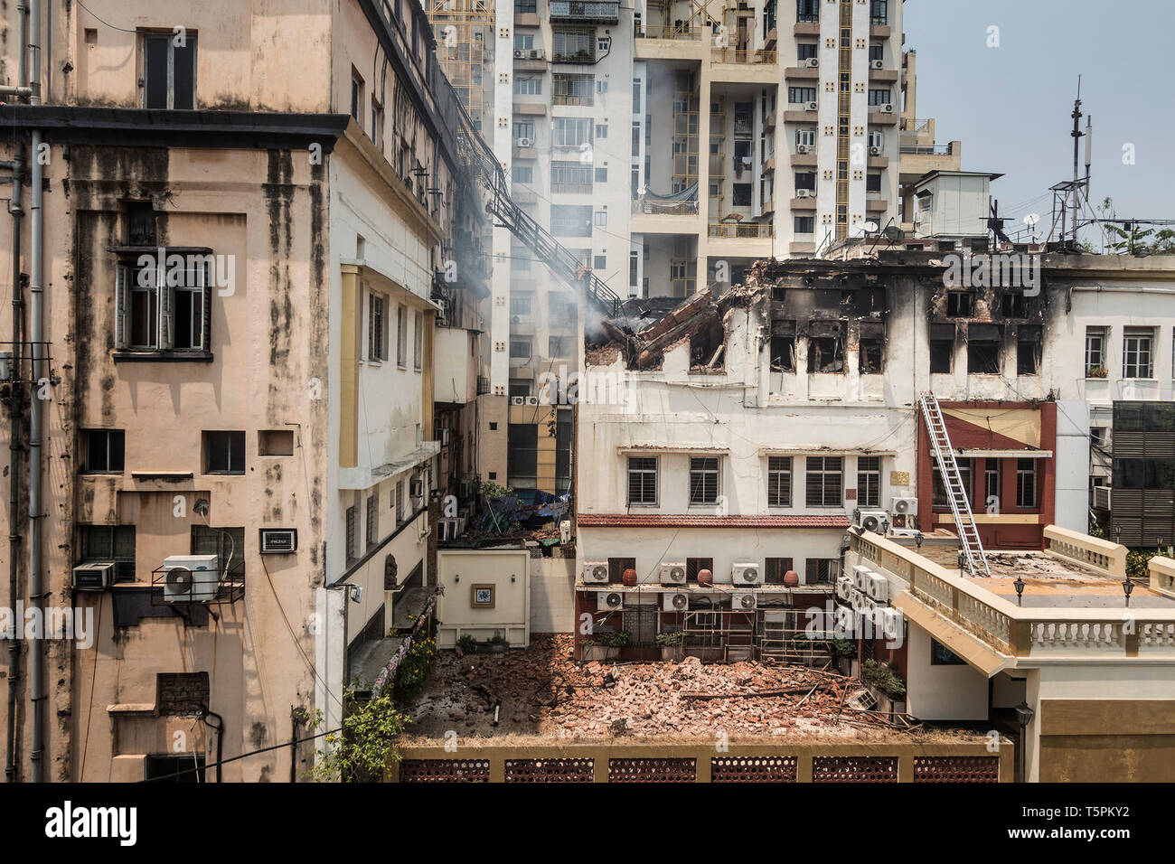 Kolkata. 26 apr, 2019. Il fumo si alza dal piano superiore di quattro piani edificio commerciale in Kolkata, India, Aprile 26, 2019 . Non si hanno notizie di lesioni finora. Credito: Tumpa Mondal/Xinhua/Alamy Live News Foto Stock