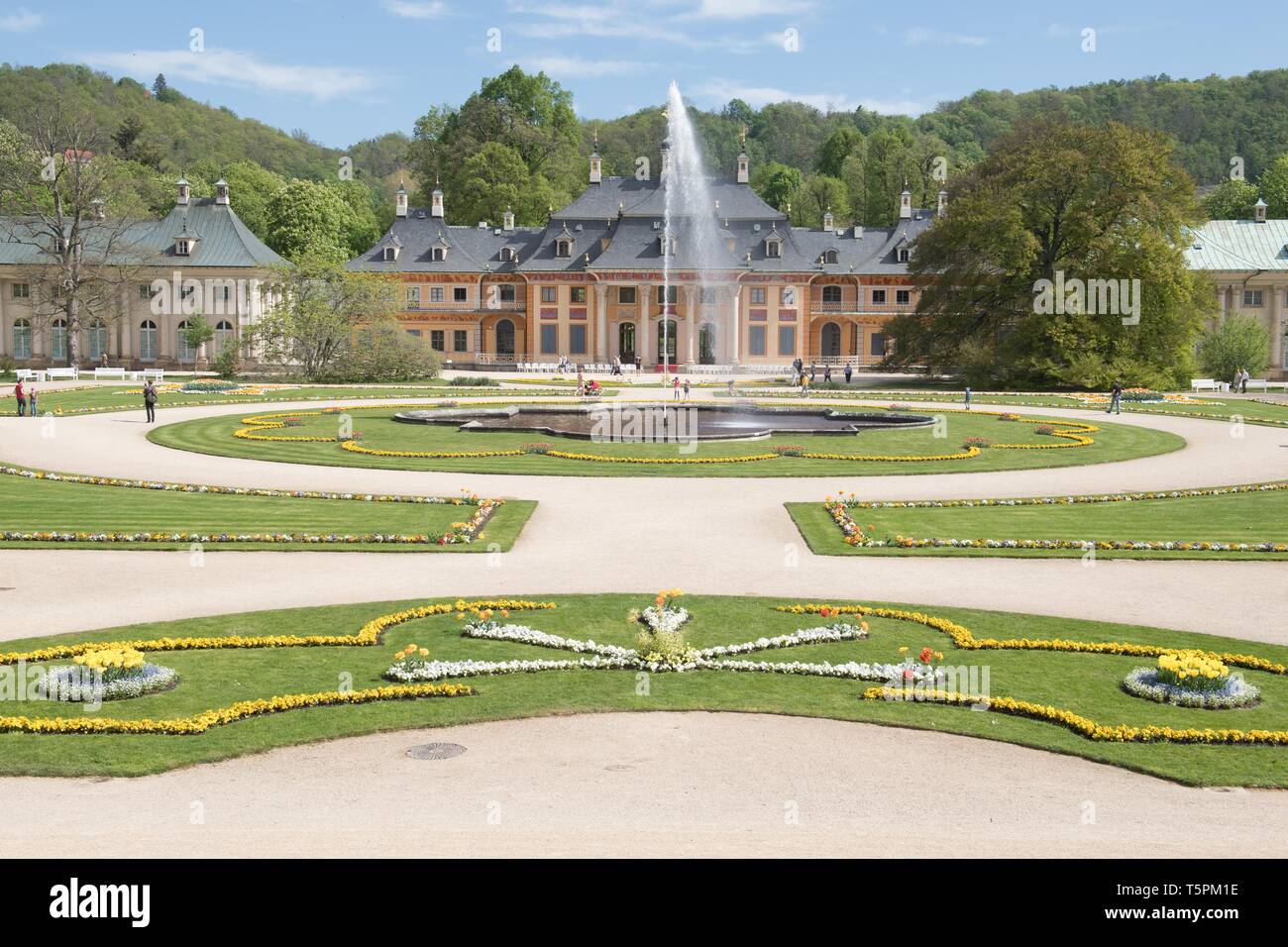 Dresden, Germania. 26 apr, 2019. Il palazzo di montagna nel castello di Pillnitz e il parco. La mostra "colloqui" del Kunstgewerbemuseum avrà luogo nel Palais dal 27 aprile al 03 novembre 2019. Esso mostra gli oggetti di porcellana, ceramica e vetro da studenti del Weißensee Kunsthochschule Berlin e l'Accademia Reale Danese di Belle Arti (KADK). Credito: Sebastian Kahnert/dpa-Zentralbild/dpa/Alamy Live News Foto Stock Dresden, Germania. 26 apr, 2019. Il palazzo di montagna nel castello di Pillnitz e il parco. La mostra "colloqui" del Kunstgewerbemuseum avrà luogo nel Palais dal 27 aprile al 03 novembre 2019. Esso mostra gli oggetti di porcellana, ceramica e vetro da studenti del Weißensee Kunsthochschule Berlin e l'Accademia Reale Danese di Belle Arti (KADK). Credito: Sebastian Kahnert/dpa-Zentralbild/dpa/Alamy Live News Foto Stock