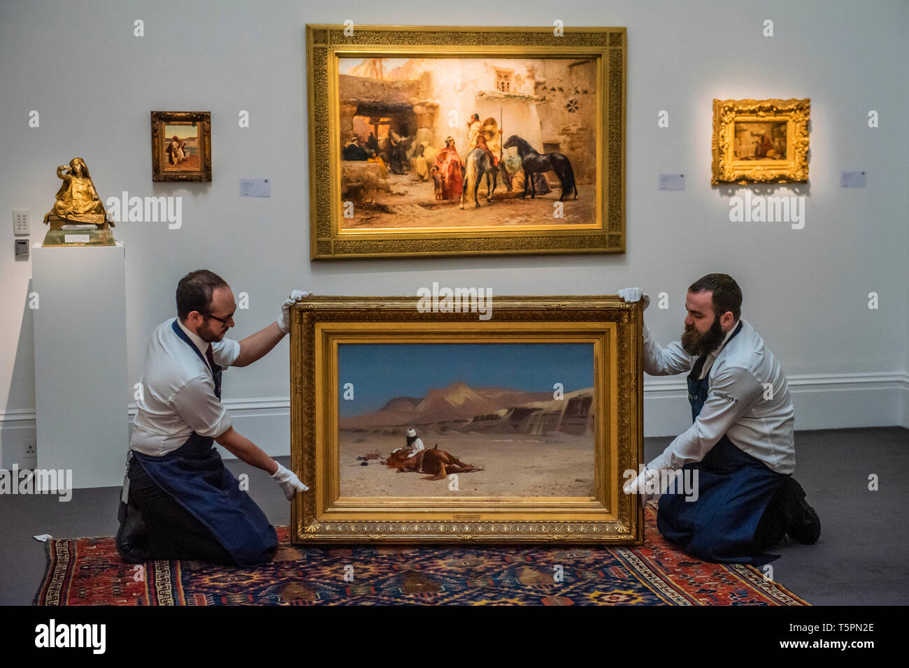 Sothebys, Londra, Regno Unito. 26 apr 2019. Jean-Léon Gérôme, pilota e il suo destriero nel deserto, olio su tela, 1872, preventivo£1,000,000-1,500.000 e altre opere in vendita orientalista - un'anteprima di 1.200 anni di Centro Arte Orientale da Sotheby's a Londra. Le aste si svolgerà il 30 aprile e il 1 maggio. Credito: Guy Bell/Alamy Live News Foto Stock