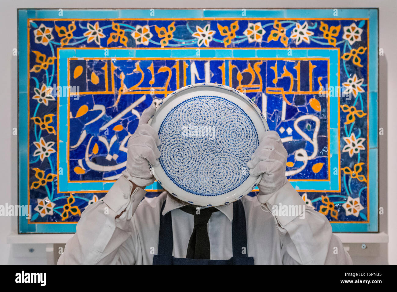 Sothebys, Londra, Regno Unito. 26 apr 2019. Una rara e importante Iznik 'Golden Horn' Piatto in ceramica, Turchia, circa 1530 (illustrata sopra, est. £300,000-500,000) - un'anteprima di 1.200 anni di Centro Arte Orientale da Sotheby's a Londra. Le aste si svolgerà il 30 aprile e il 1 maggio. Credito: Guy Bell/Alamy Live News Foto Stock