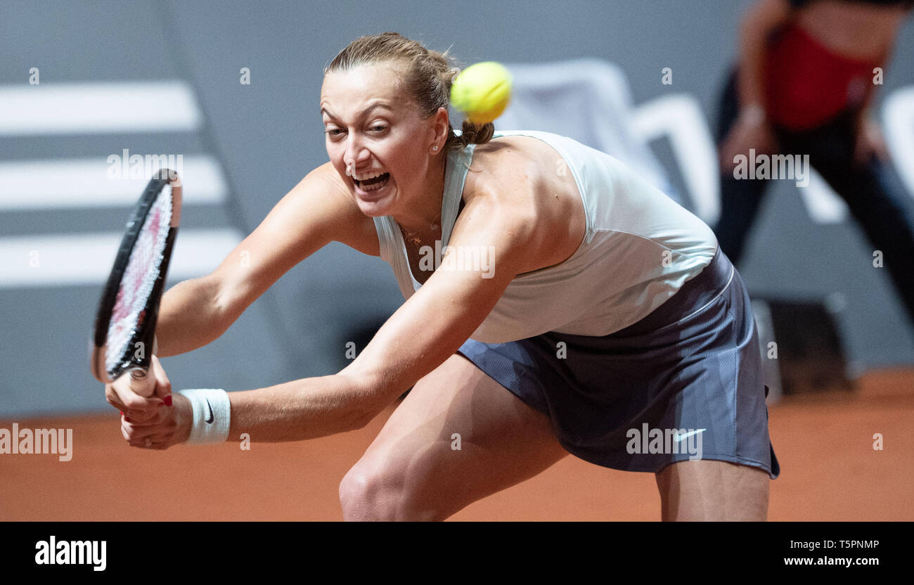 Stuttgart, Germania. 26 apr, 2019. Tennis: Wta-Tour - Porsche Grand Prix Stoccarda, Single, Donne quarti di finale, Sevastova (Lettonia) - Kvitova (Repubblica Ceca). Petra KVITOVA in azione. Credito: Marijan Murat/dpa/Alamy Live News Foto Stock