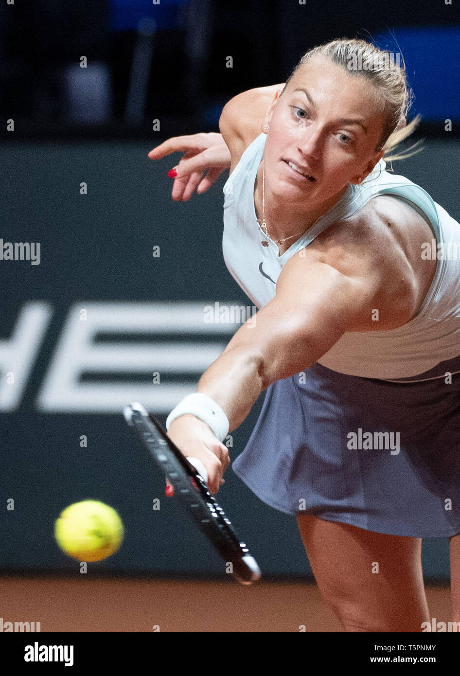 Stuttgart, Germania. 26 apr, 2019. Tennis: Wta-Tour - Porsche Grand Prix Stoccarda, Single, Donne quarti di finale, Sevastova (Lettonia) - Kvitova (Repubblica Ceca). Petra KVITOVA in azione. Credito: Marijan Murat/dpa/Alamy Live News Foto Stock