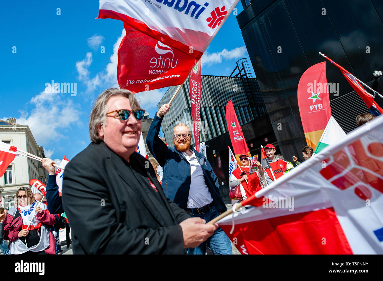 Bruxelles, Brabante Settentrionale, Belgio. 26 apr, 2019. Alcuni lavoratori sono visti tenendo bandiere durante la dimostrazione.i sindacati europei marzo a Bruxelles il 26 aprile per un' Europa più giusta per i lavoratori, per una Europa che lavora per la democrazia e la giustizia sociale e per la creazione di posti di lavoro di qualità e aumento dei salari e delle pensioni, solo per le transizioni a basso contenuto di carbonio e futuro digitale. Credito: Ana Fernandez/SOPA Immagini/ZUMA filo/Alamy Live News Foto Stock