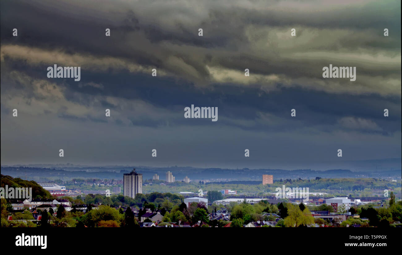 Glasgow, Scotland, Regno Unito, 26th, aprile 2019, UK 26th. Storm Hannah porta nubi e pioggia nel corso del sud come il sole risplende nel Nord prima che la nube copre la città. Credito traghetto Gerard/Alamy Live News Foto Stock