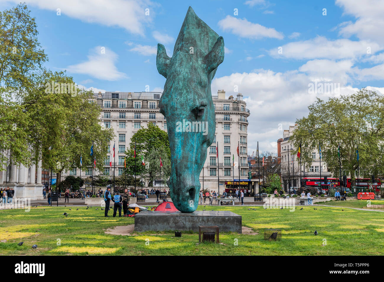 Marble Arch, Londra, Regno Unito. 26 apr, 2019. Una città fantasma, segnati solo da patch giallo sull'erba, con una sola rimanenti camper. Il sito della ribellione di estinzione Camp a Marble Arch. Credito: Guy Bell/Alamy Live News Foto Stock