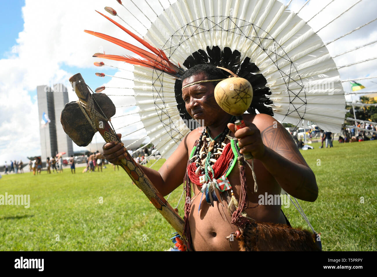 Brasilia, Brasile. 26 apr, 2019. DF - Brasilia - 04/26/2019 - marzo indigeni - Indigenas partecipa a marzo per protestare contro la difesa delle terre indigene e i diritti culturali che sostengono di essere minacciate dal governo di destra del presidente brasiliano Jair Bolsonaro in Brasilia, Brasile, il 26 aprile della foto: Mateus Bonomi/AGIF Credito: AGIF/Alamy Live News Foto Stock