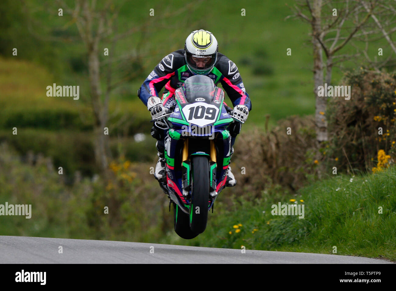 Circuito Orritor, Cookstown, Irlanda del Nord. 26 apr, 2019. Noleggio di KDM Cookstown 100 motorcycle road racing, giorno 1; Neil Kernohan vola durante la Superbike qualifiche Credito: Azione Sport Plus/Alamy Live News Foto Stock