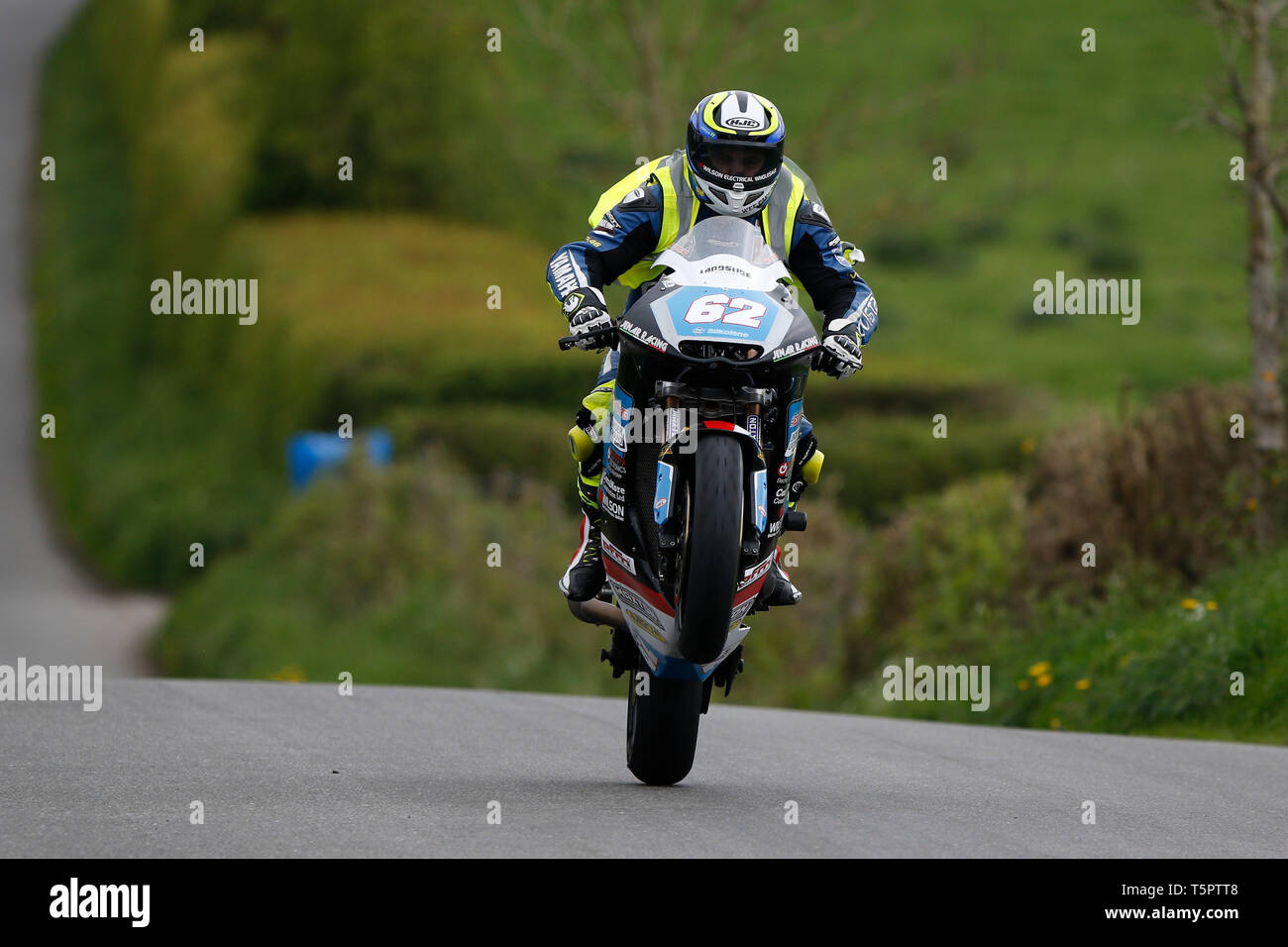 Circuito Orritor, Cookstown, Irlanda del Nord. 26 apr, 2019. Noleggio di KDM Cookstown 100 motorcycle road racing, giorno 1; Aidan Cleary durante la pratica Credito: Azione Sport Plus/Alamy Live News Foto Stock