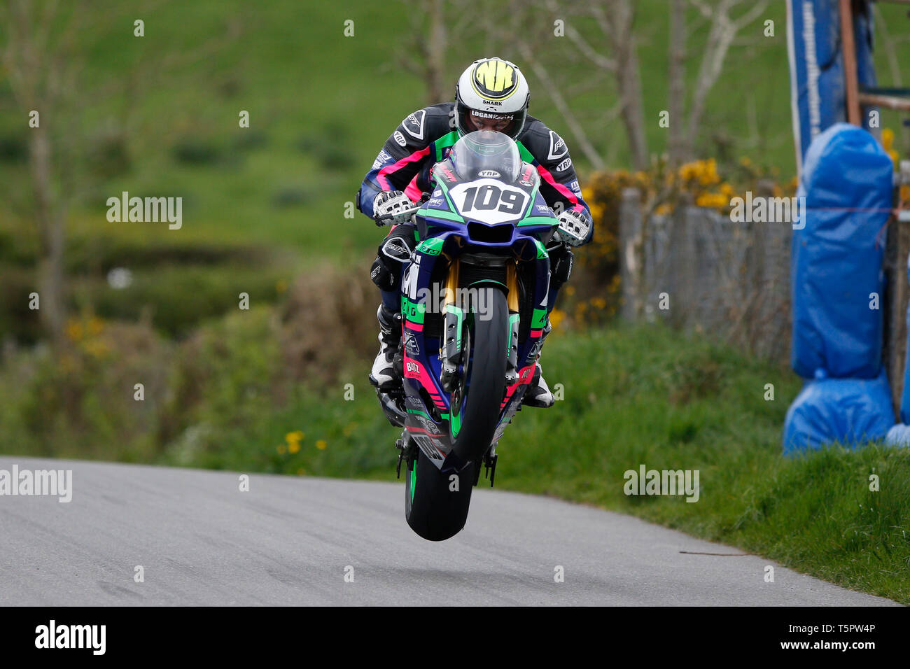 Circuito Orritor, Cookstown, Irlanda del Nord. 26 apr, 2019. Noleggio di KDM Cookstown 100 motorcycle road racing, giorno 1; Neil Kernohan durante la Superbike qualifiche Credito: Azione Sport Plus/Alamy Live News Foto Stock