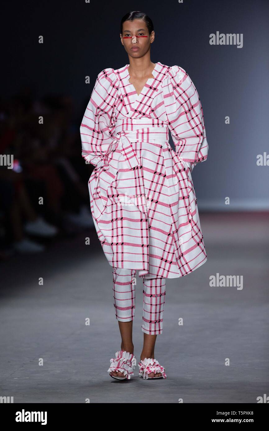 Sao Paulo, Sao Paulo, Brasile. 26 apr, 2019. Il modello presenta creazione da Apartamento 03, durante il Sao Paulo Fashion Week (SPFW), N47 edizione, in Sao Paulo, Brasile. Credito: Paulo Lopes/ZUMA filo/Alamy Live News Foto Stock