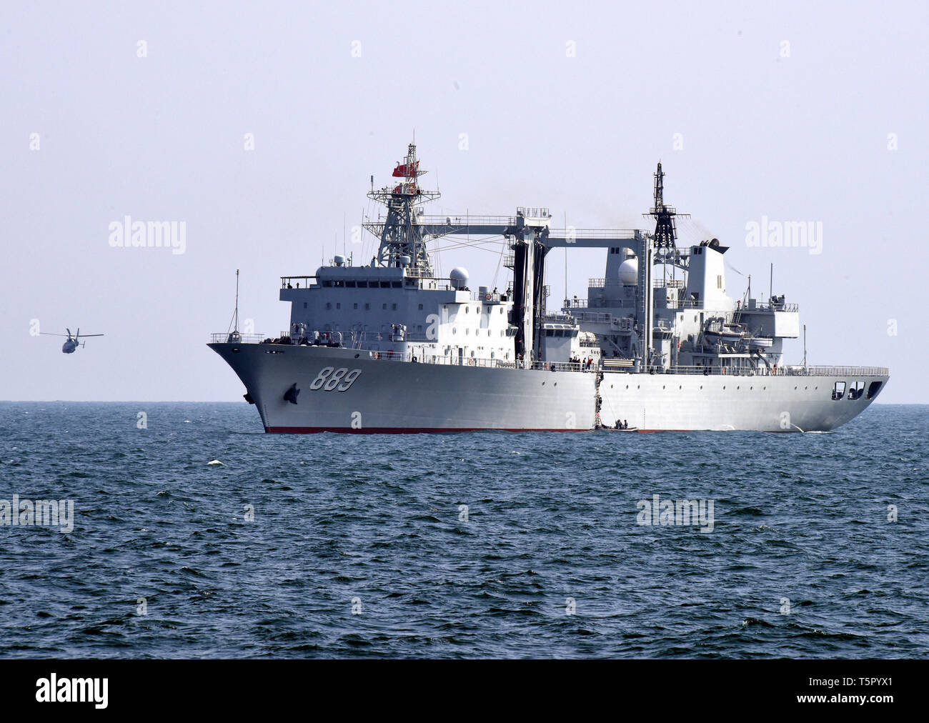 Qingdao, Cina Shandong. 26 apr, 2019. Cinese logistica navale nave Taihu partecipa a una joint naval esercizio sul mare di Qingdao, Cina orientale della provincia di Shandong, il 26 aprile 2019. La Cina ha condotto un navali congiunte con esercizio del Sudest asiatico a Qingdao, con focus su gestione congiuntamente le minacce dei pirati e marittimo di salvataggio di emergenza. Credito: Li Ziheng/Xinhua/Alamy Live News Foto Stock