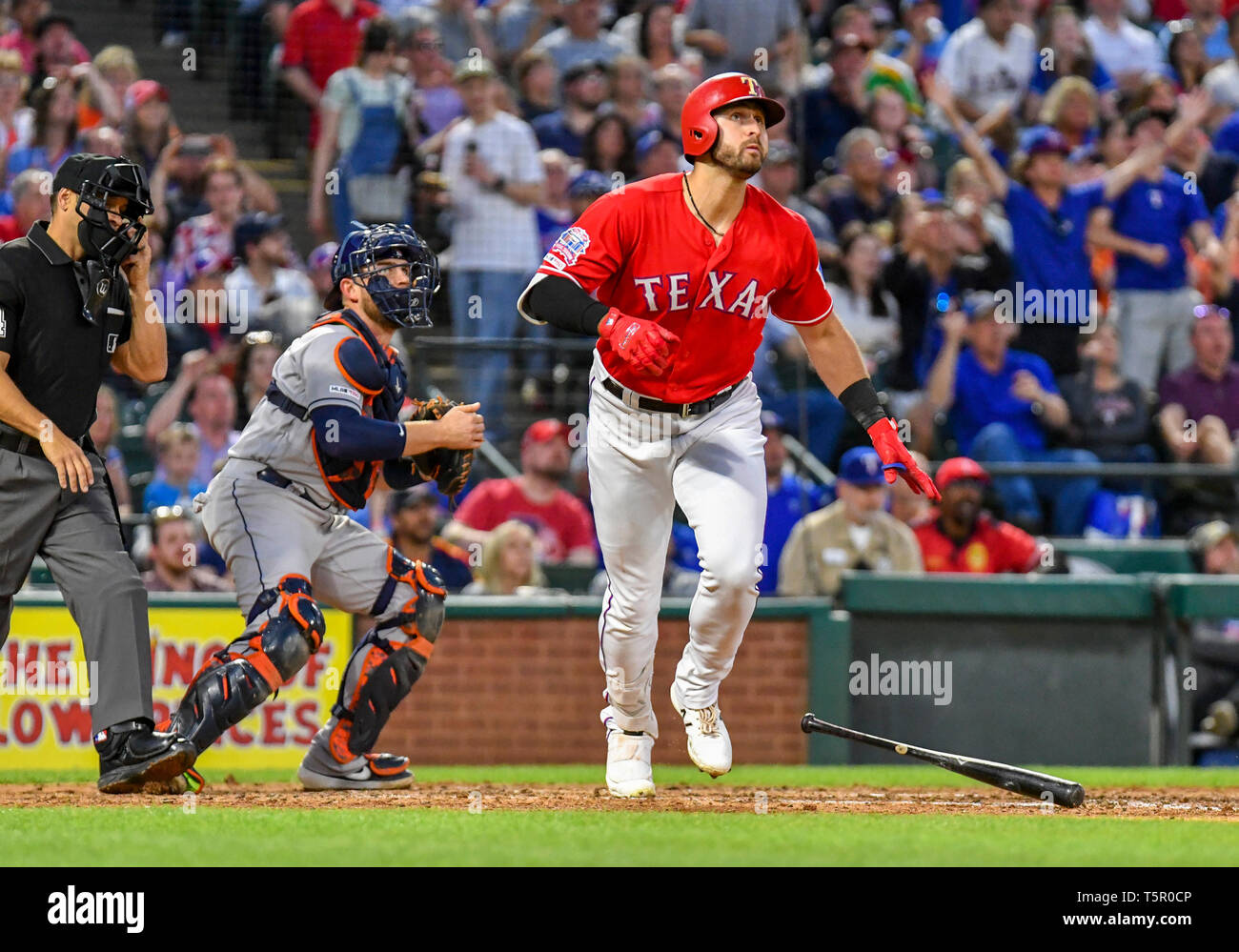 Apr 20, 2019: Texas Rangers sinistra fielder Joey Gallo #13 colpisce un home run durante una partita MLB tra Houston Astros e Texas Rangers a Globe Life Park in Arlington, TX Texas Houston sconfitto 9-4 Albert Pena/CSM. Foto Stock