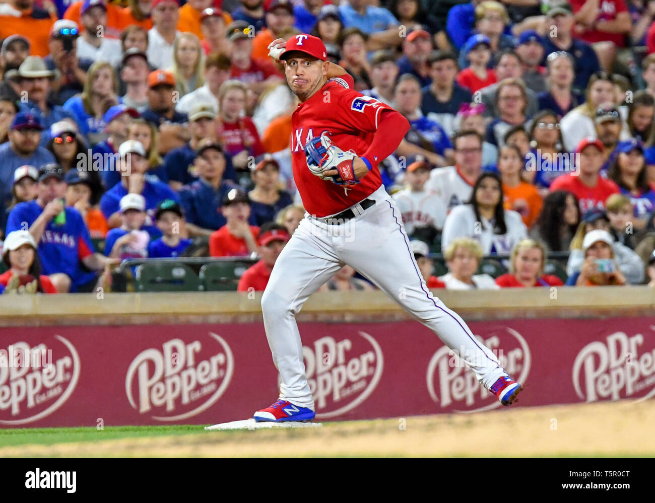 Apr 20, 2019: Texas Rangers terzo baseman Asdrubal Cabrera #14 durante una partita MLB tra Houston Astros e Texas Rangers a Globe Life Park in Arlington, TX Texas Houston sconfitto 9-4 Albert Pena/CSM. Foto Stock