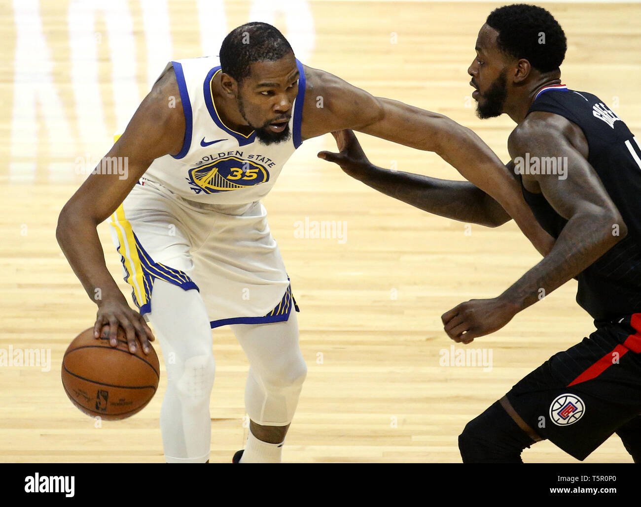 Los Angeles, California, USA. 26 apr, 2019. Golden State Warriors' Kevin Durant (35) aziona contro Los Angeles Clippers' JaMychal verde (4) durante un'NBA Basketball playoffs round di una partita tra Los Angeles Clippers e Golden State Warriors domenica 26 aprile, 2019 a Los Angeles. The Warriors ha vinto 129-110. Credito: Ringo Chiu/ZUMA filo/Alamy Live News Foto Stock