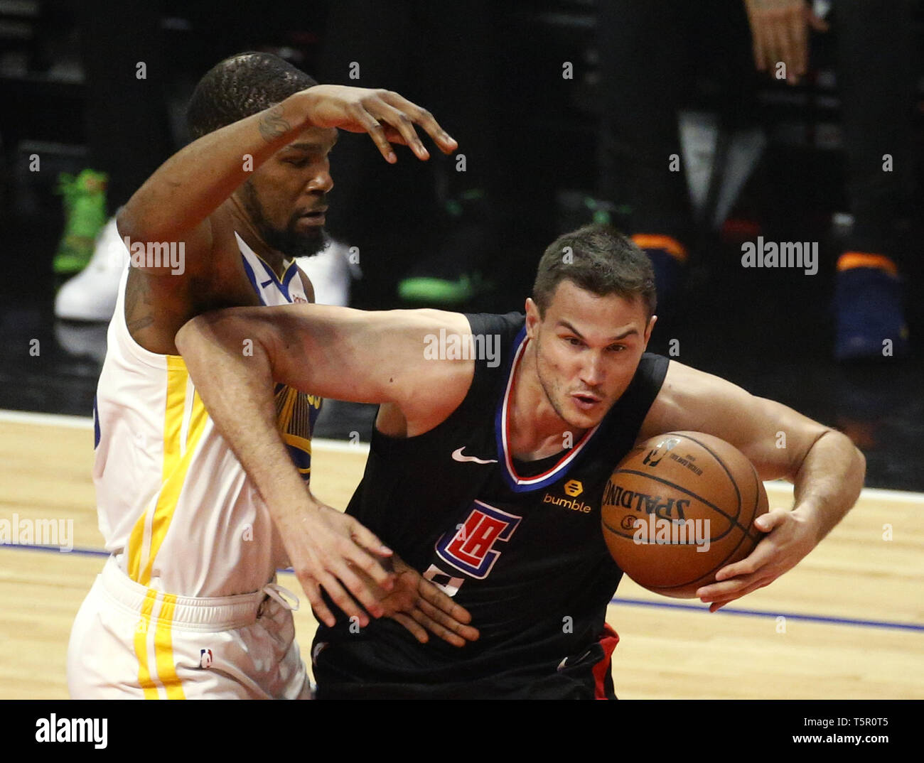 Los Angeles, California, USA. 26 apr, 2019. Los Angeles Clippers' Danilo Gallinari (8) Unità mentre difeso da Golden State Warriors' Kevin Durant (35) durante un'NBA Basketball playoffs round di una partita tra Los Angeles Clippers e Golden State Warriors domenica 26 aprile, 2019 a Los Angeles. The Warriors ha vinto 129-110. Credito: Ringo Chiu/ZUMA filo/Alamy Live News Foto Stock