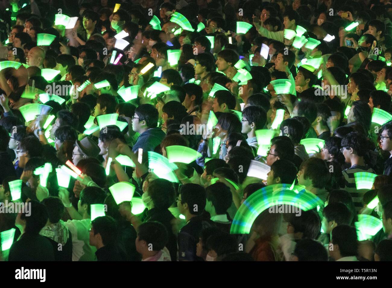 Chiba, Giappone. 27 apr, 2019. I visitatori godere la musica durante il Niconico Chokaigi festival a Makuhari Messe Convention Center. L annuale Niconico Chokaigi è organizzato dal Giappone il più grande sociale sito web video Niconico per creare Niconico del mondo virtuale nella vita reale. La mostra riunisce giapponese cultura tradizionale gli artisti interpreti o esecutori, video gamers, creatori di anime, j-pop musicisti e cosplayers. Gli organizzatori affermano di attrarre 150.000 visitatori durante i due giorni del festival. Credito: Rodrigo Reyes Marin/ZUMA filo/Alamy Live News Foto Stock