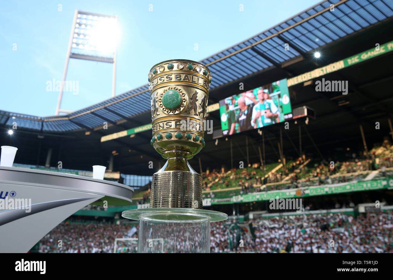 Schalke, Deutschland. 24 apr, 2019. firo: 24.04.2019, calcio, 2018/2019, DFB Pokal, semi-finale SV Werder Bremen - Bayern Monaco, Muenchen 2: 3 Cup, trofei, DFB, tagliate, montante del proiettore, Stadio Weser, funzione Backer, sfondo Generale | Utilizzo di credito in tutto il mondo: dpa/Alamy Live News Foto Stock