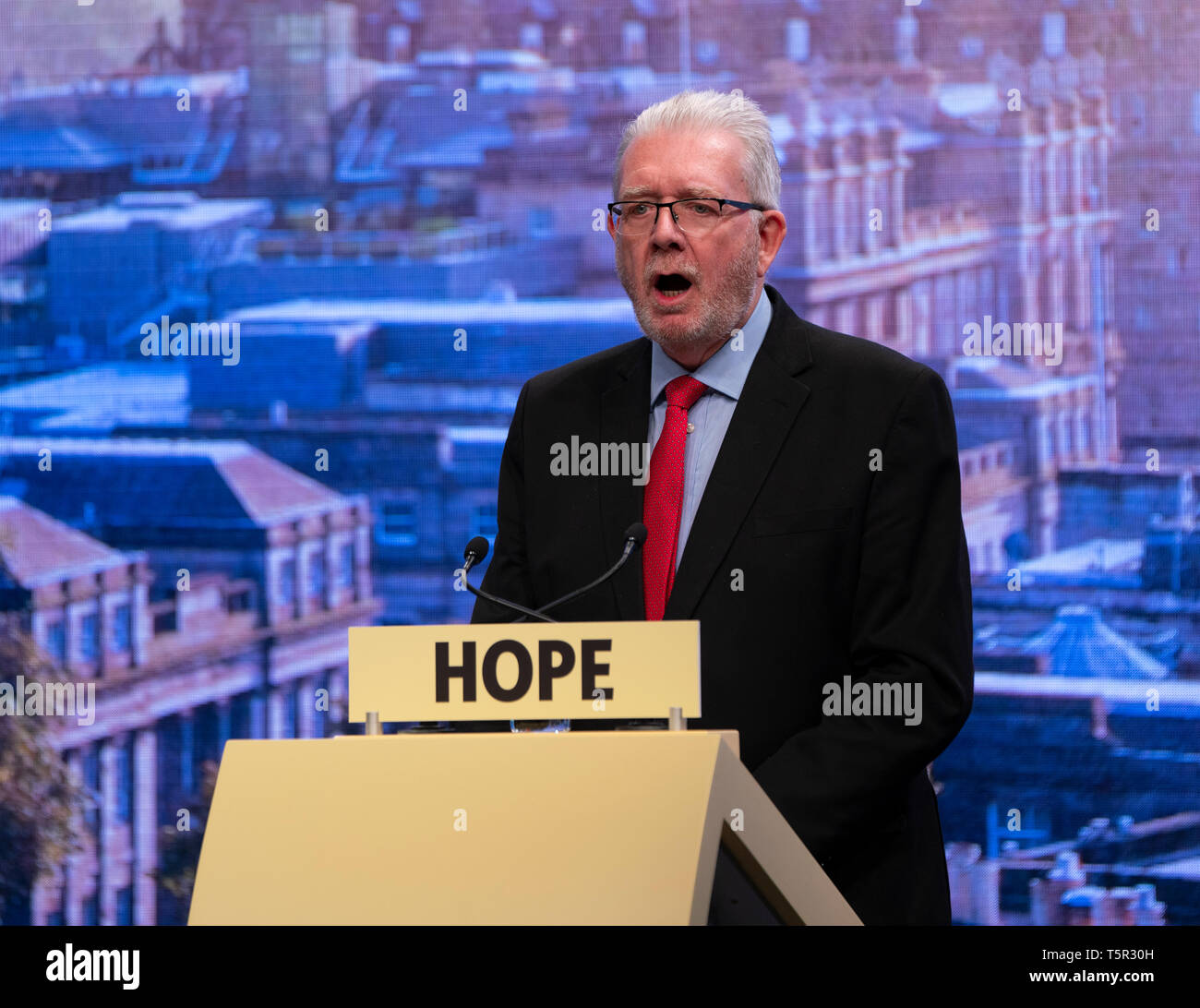 Edimburgo, Scozia, Regno Unito. 27 apr, 2019. SNP ( Partito nazionale scozzese) Conferenza di Primavera avviene all'EICC ( Edinburgh International Conference Centre) di Edimburgo. Michael Russell MSP, Cabinet Segretario per gli Affari Pubblici e affari costituzionali, rendendo indirizzo di benvenuto ai delegati. Credito: Iain Masterton/Alamy Live News Credito: Iain Masterton/Alamy Live News Foto Stock