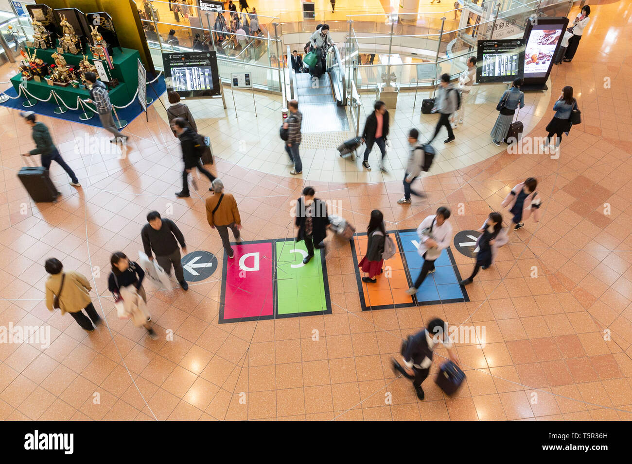 Tokyo, Giappone. 27 apr, 2019. Passeggeri attendere per i loro voli in partenza lobby dell'Aeroporto Haneda terminale 2 in Tokyo. Questo anno si prevede di raggiungere un record di viaggiatori di oltremare e le destinazioni sul mercato interno nel corso di un insolito 10-giorno Golden settimana di vacanza a causa della ascesa al trono del Principe Ereditario Naruhito e l'inizio della nuova epoca Reiwa. La Golden Week holiday corre dal 27 aprile al 6 maggio. Credito: Rodrigo Reyes Marin/AFLO/Alamy Live News Foto Stock