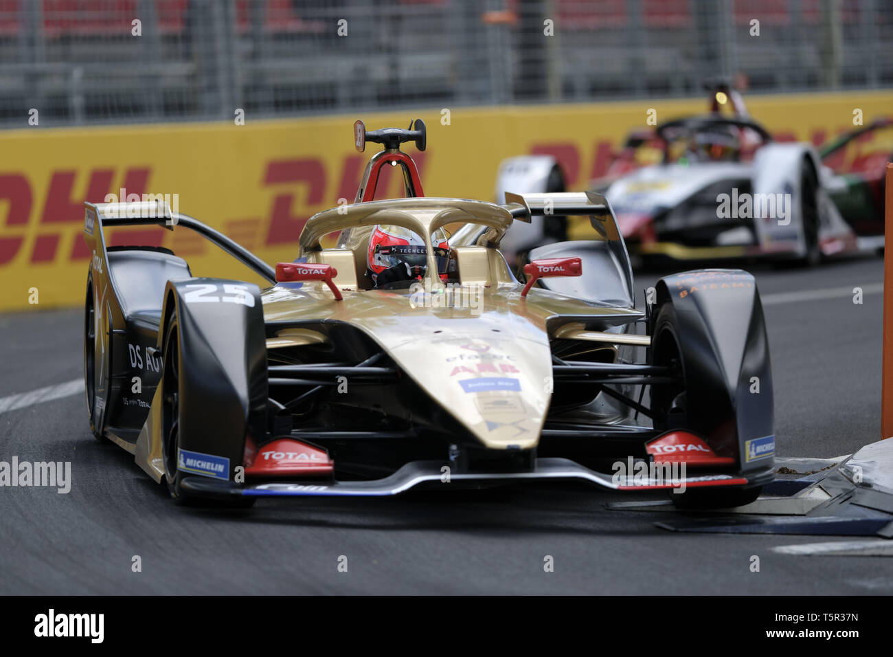 Parigi, Francia. 27 apr, 2019. DS Techeetah Formula e Team DS E-tesa FE 19 pilota francese Jean Eric Vergne in azione durante la sessione di qualifiche dell'E-Premio di Parigi per la Formula-e nel campionato del mondo presso il circuito Les Invalides - Paris - France.Mahindra Racing Mahindra M5elettro pilota tedesca PASCAL WEHRLEIN segnare il miglior tempo in 1 min e 383 millesimi. Credito: Pierre Stevenin/ZUMA filo/Alamy Live News Foto Stock