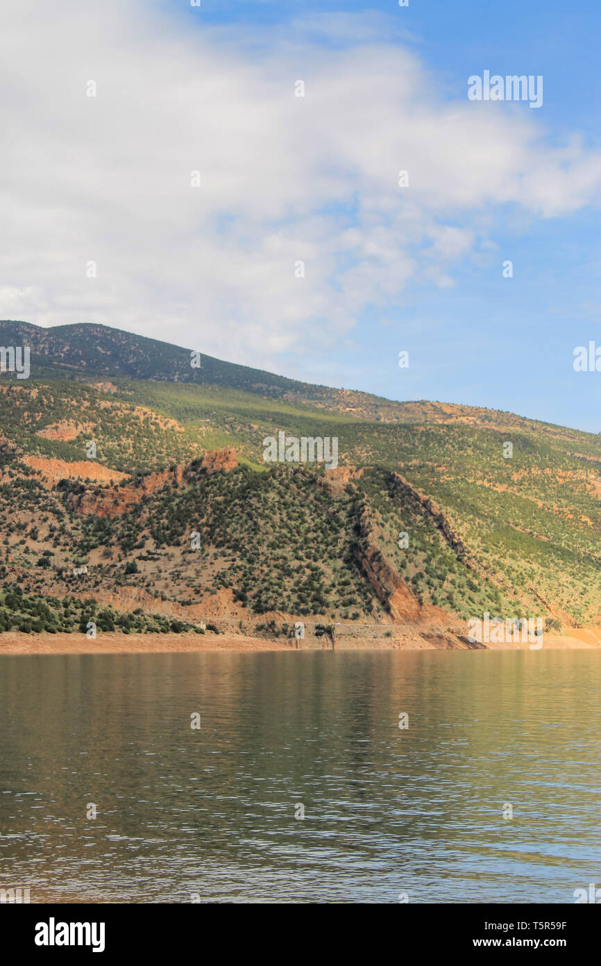 Bin El Ouidane, Azilal Provincia, Béni Mellal-Khénifra, Marocco - 3 Novembre 2012: vista panoramica del lago artificiale di Bin el Oiudane situato a 1 k Foto Stock