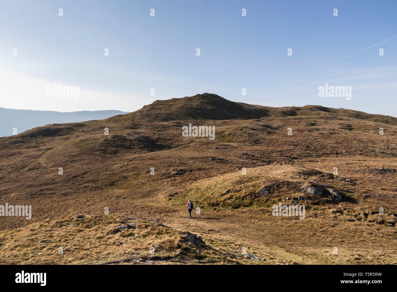 Walker dirigendosi verso il vertice della testa di Beda (caduto) da Nord in alto, Lake District, Cumbria, Regno Unito Foto Stock