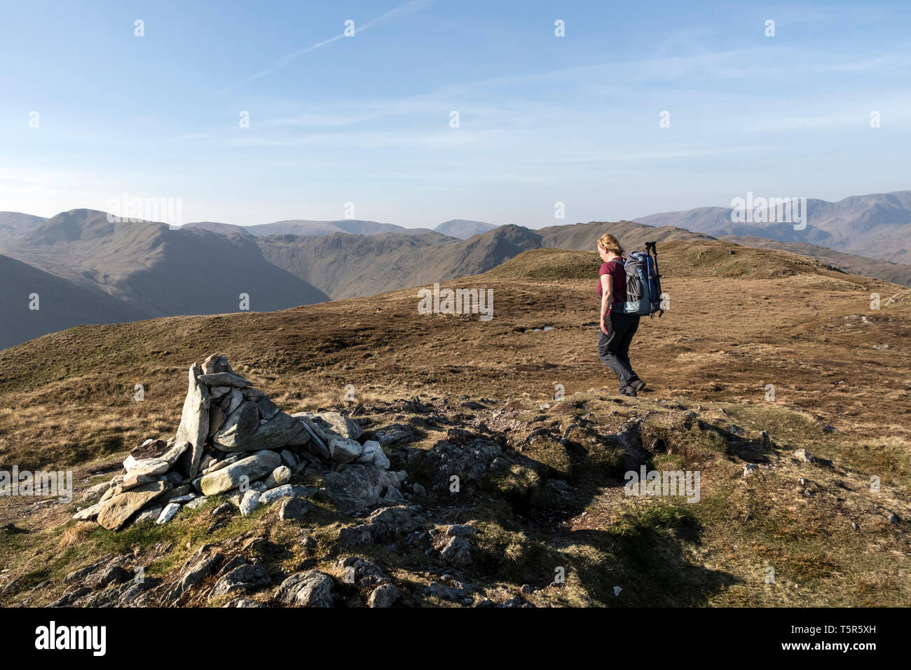 Walker sul Vertice di Beda cadde (Beda testa) con la vista verso sud su Bannerdale verso il resto Dodd, Lake District, Cumbria, Regno Unito Foto Stock