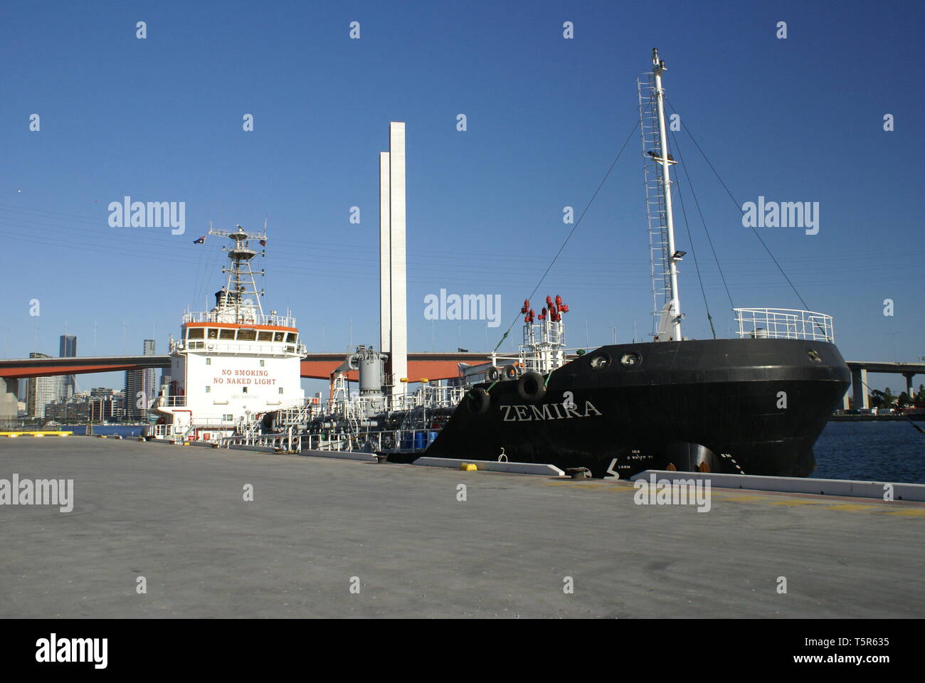 Piccole tanker Zemira nel porto di Melbourne. Australia. Foto Stock