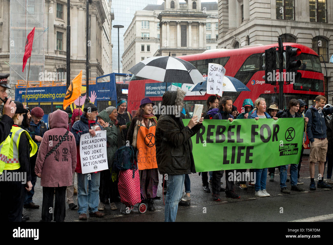Estinzione della ribellione di protesta, London . Il 25 aprile 2019. I ribelli sciame presso Banca fermando il traffico per sette minuti in corrispondenza di un tempo di attirare l' attenzione della CLI Foto Stock