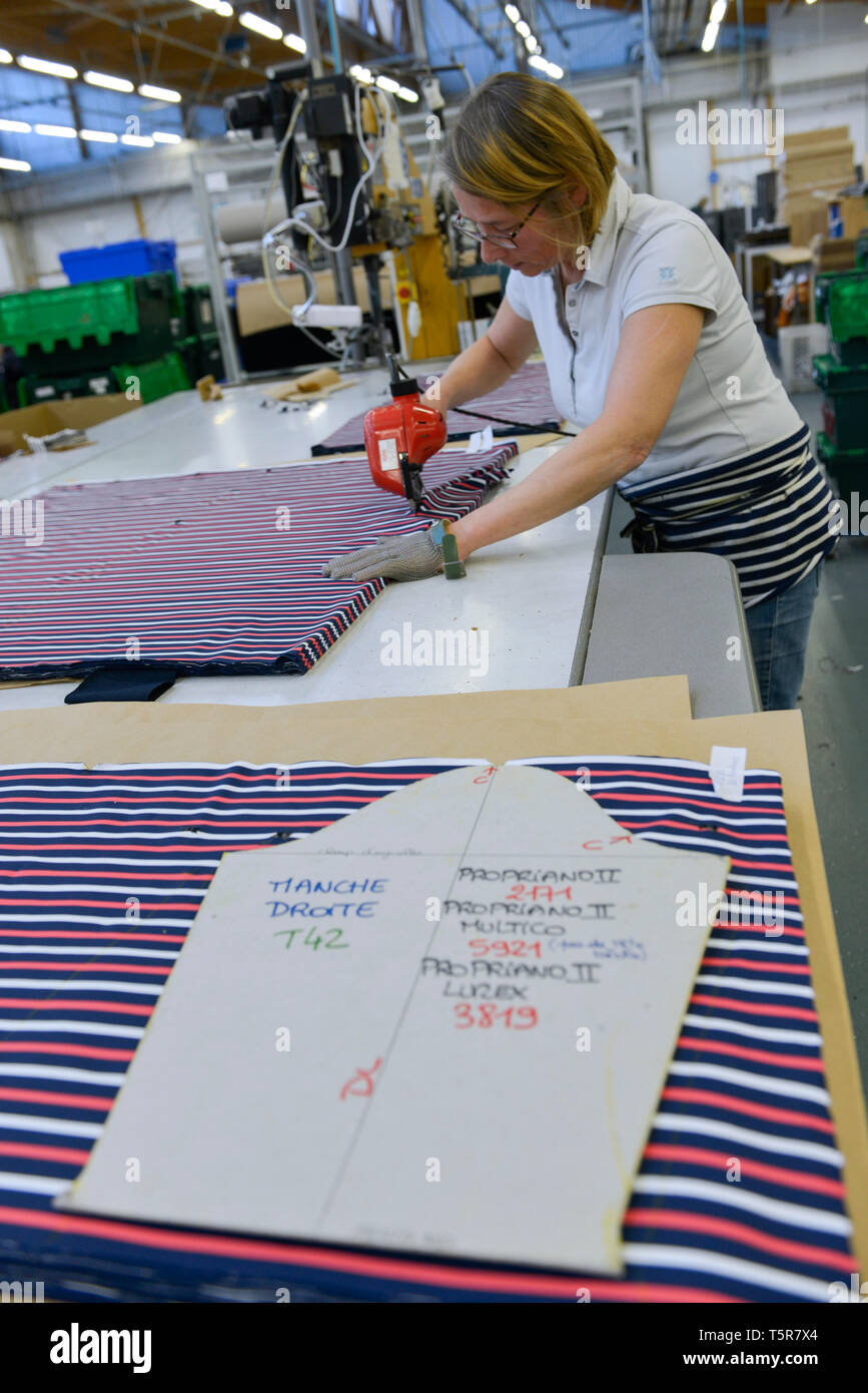 Tricots Saint James fabbrica di indumento in Saint-James (Normandia, a nord-ovest della Francia), tradizionale del marinaio e jersey Breton striped shirt (francese "mar Foto Stock