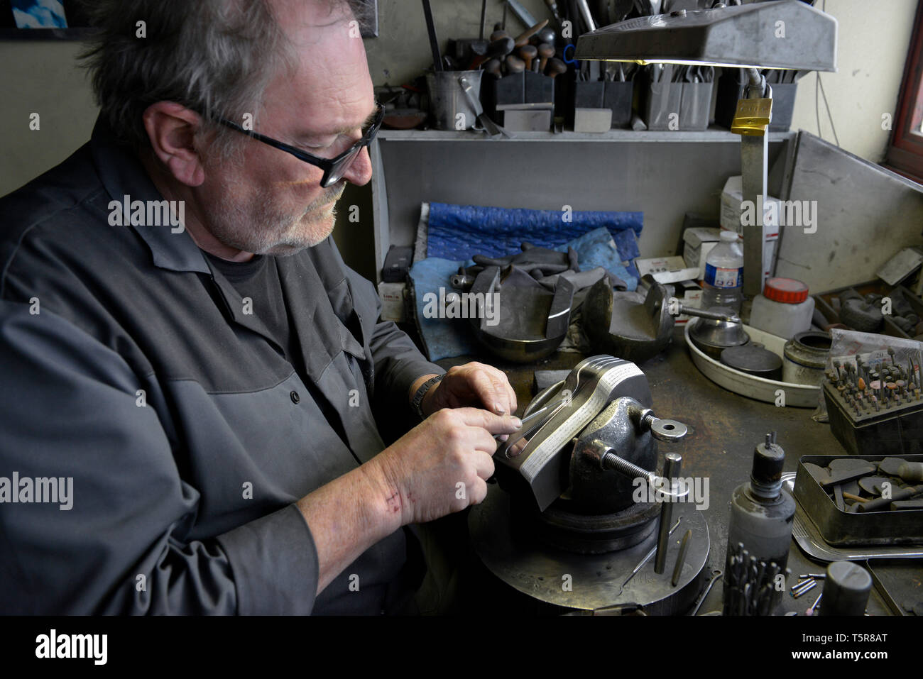 Guy Degrenne nella factory di Vire (Normandia, a nord-ovest della Francia), specializzata nella posateria e argenteria. Sito di produzione di acciaio inossidabile argenteria opera Foto Stock