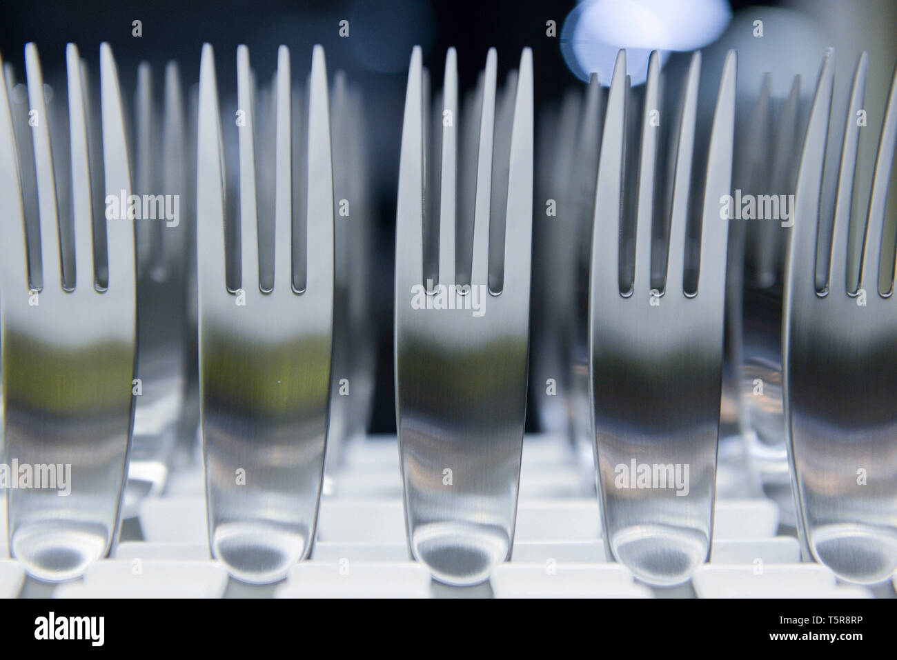 Guy Degrenne nella factory di Vire (Normandia, a nord-ovest della Francia), specializzata nella posateria e argenteria. Acciaio inossidabile argenteria workshop. In acciaio inossidabile Foto Stock