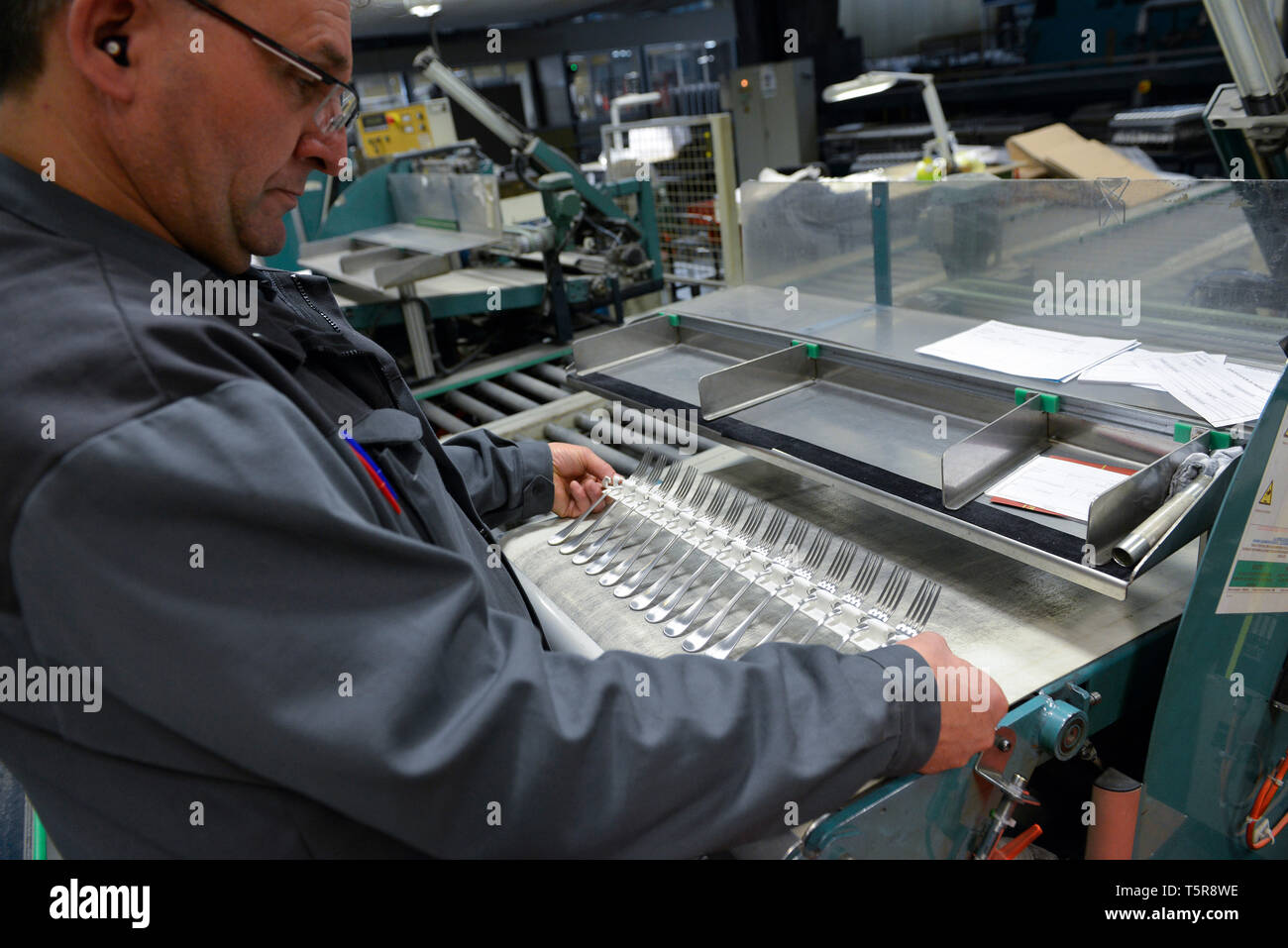 Guy Degrenne nella factory di Vire (Normandia, a nord-ovest della Francia), specializzata nella posateria e argenteria. Acciaio inossidabile argenteria workshop: donna, wor Foto Stock
