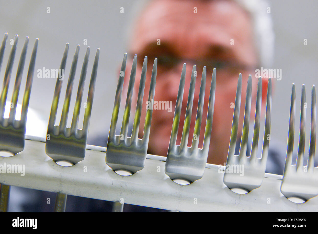 Guy Degrenne nella factory di Vire (Normandia, a nord-ovest della Francia), specializzata nella posateria e argenteria. Acciaio inossidabile argenteria workshop: donna, wor Foto Stock