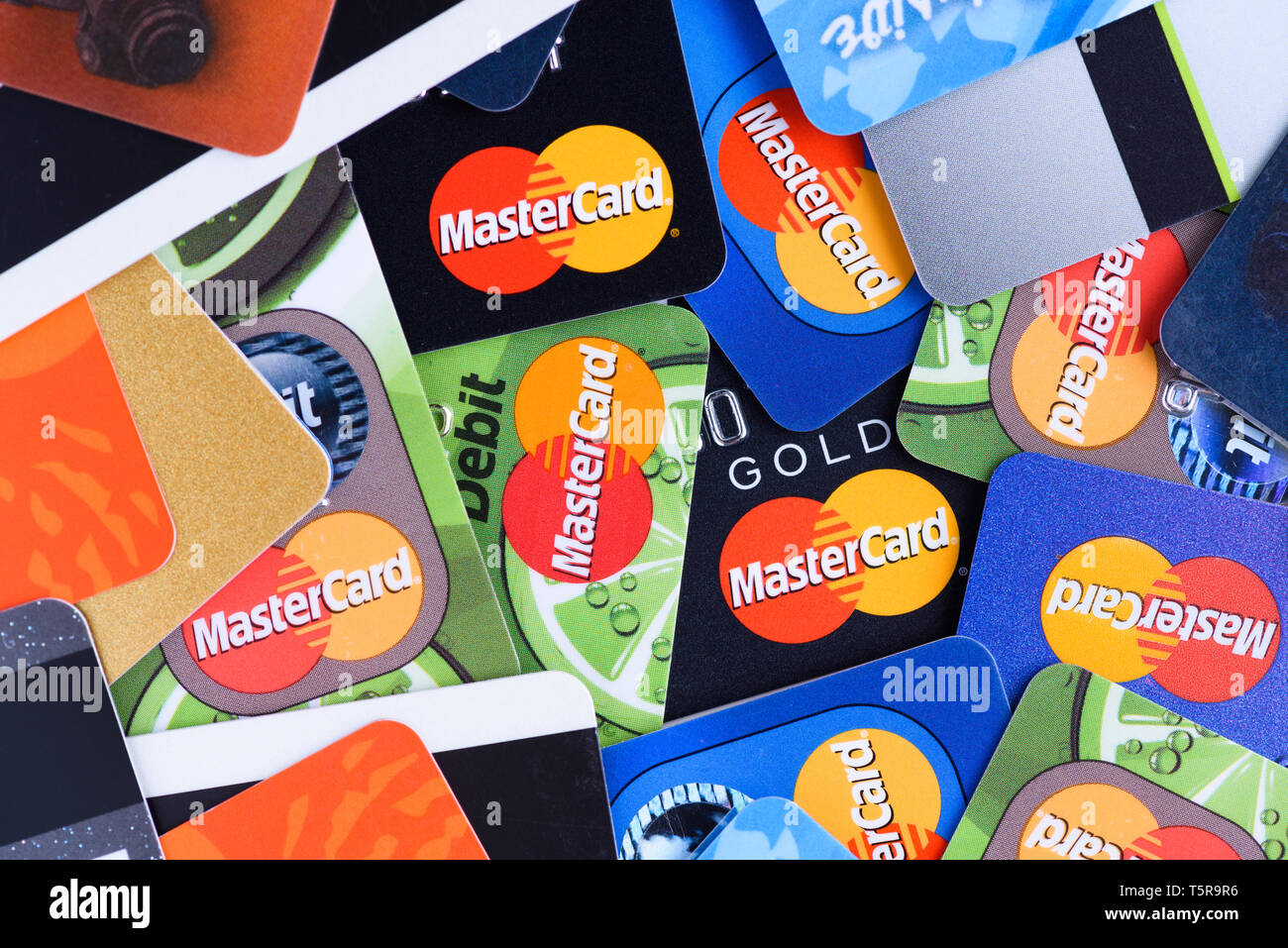 Cracovia in Polonia - Giugno 16, 2017: Mucchio di plastica bank Mastercard carte di pagamento. Foto Stock