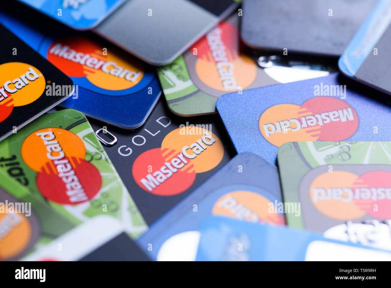 Cracovia in Polonia - Giugno 16, 2017: Mucchio di plastica bank Mastercard carte di pagamento. Foto Stock