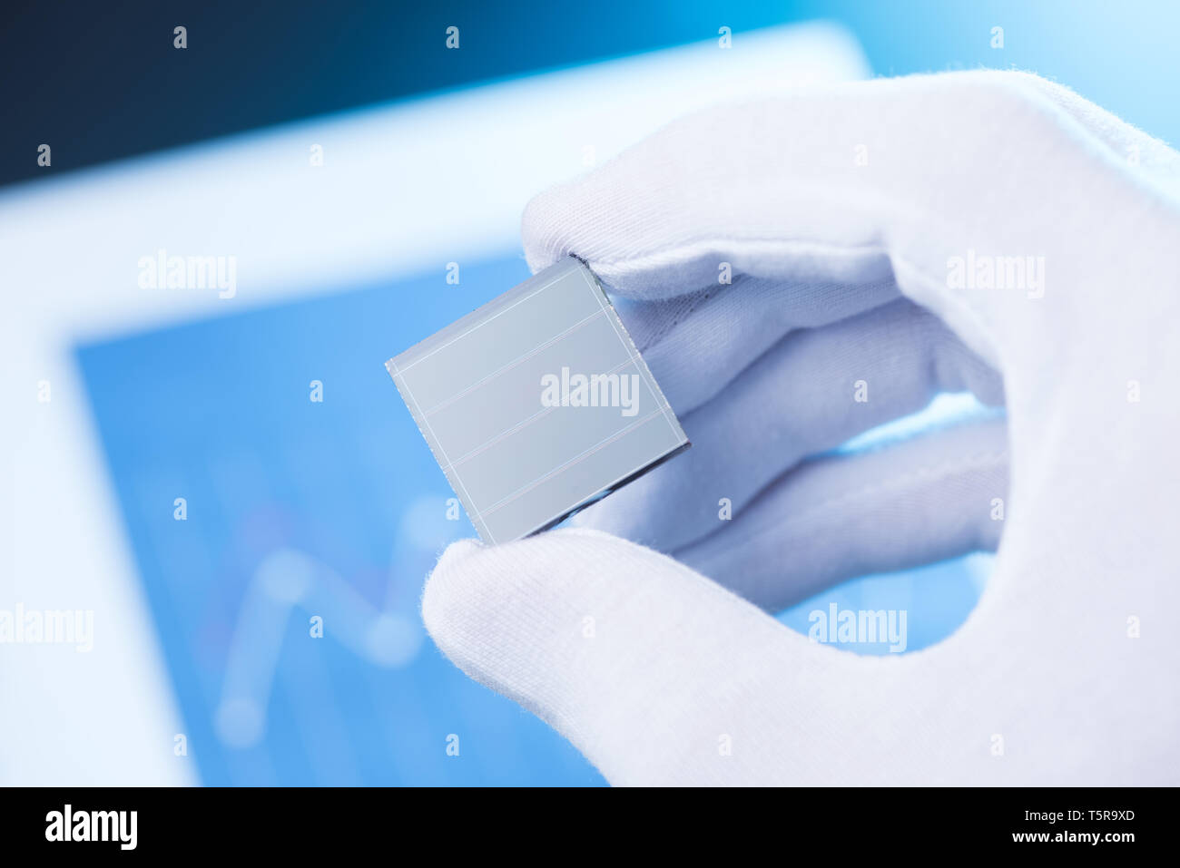 La mano in attesa di guanto piccolo pannello solare, il concetto di un nuovo tipo di cella solare la ricerca Foto Stock