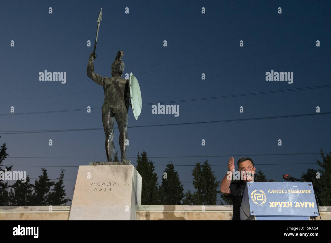 Delle termopili, Grecia. 3° settembre 2016. Golden Dawn legislatore Christos Pappas sostenitori indirizzi nella parte anteriore del re Leonidas monumento in un rally a onore ai caduti della battaglia delle Termopili in delle Termopili, Grecia. Credito: Nicolas Koutsokostas/Alamy Stock Photo. Foto Stock