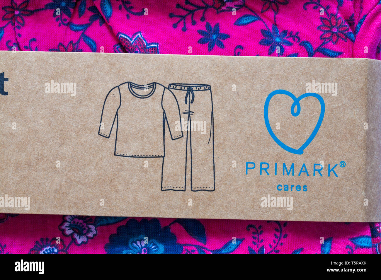 Primark cares simbolo del logo sulla confezione del manicotto 3/4 PJ set da Primark Foto Stock