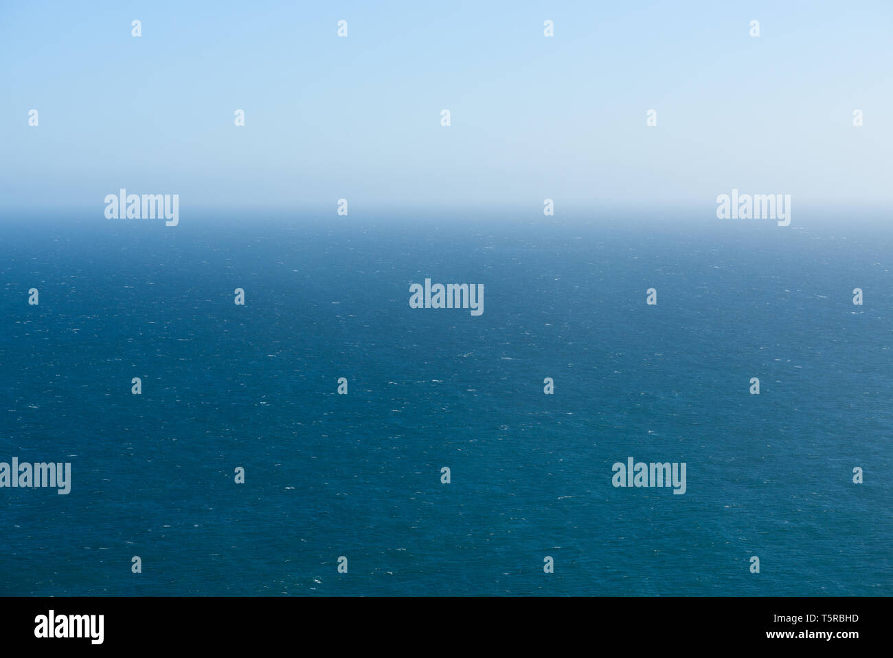 Infinite profondo blu oceano e cielo orizzonte da Birds Eye Foto Stock